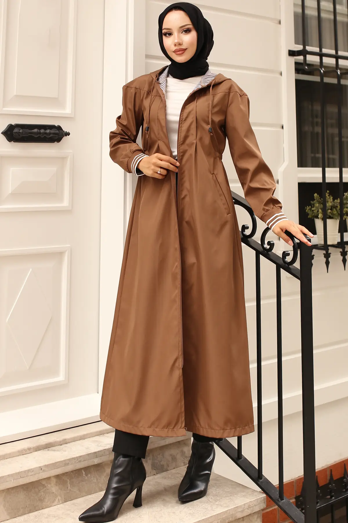 Seasonal Hooded Trenchcoat-detail