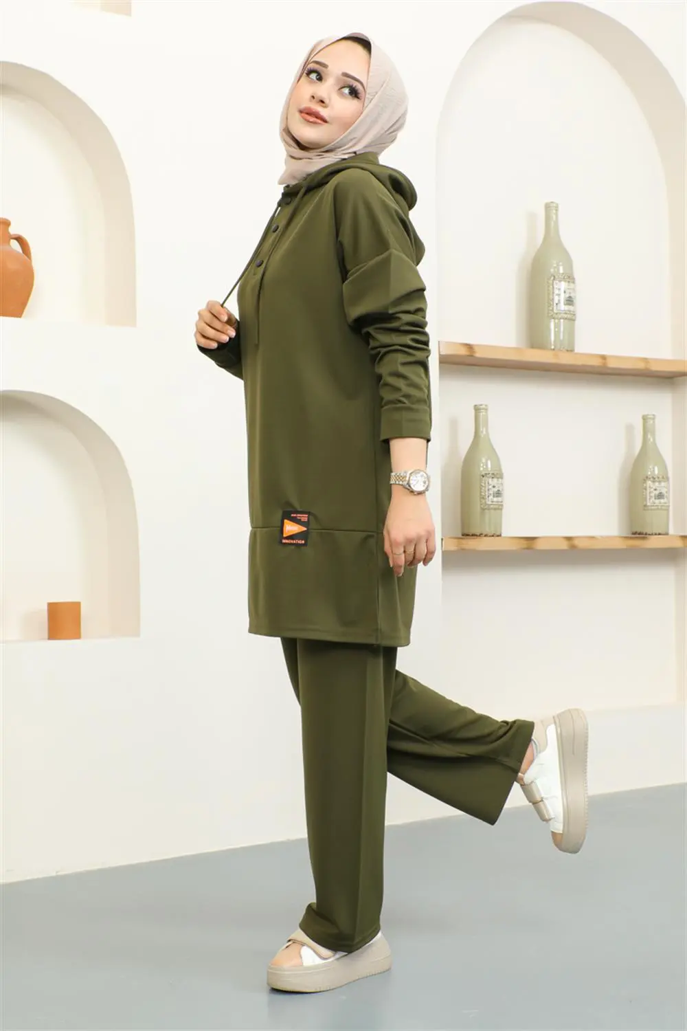 Snapback Sports Suit-detail