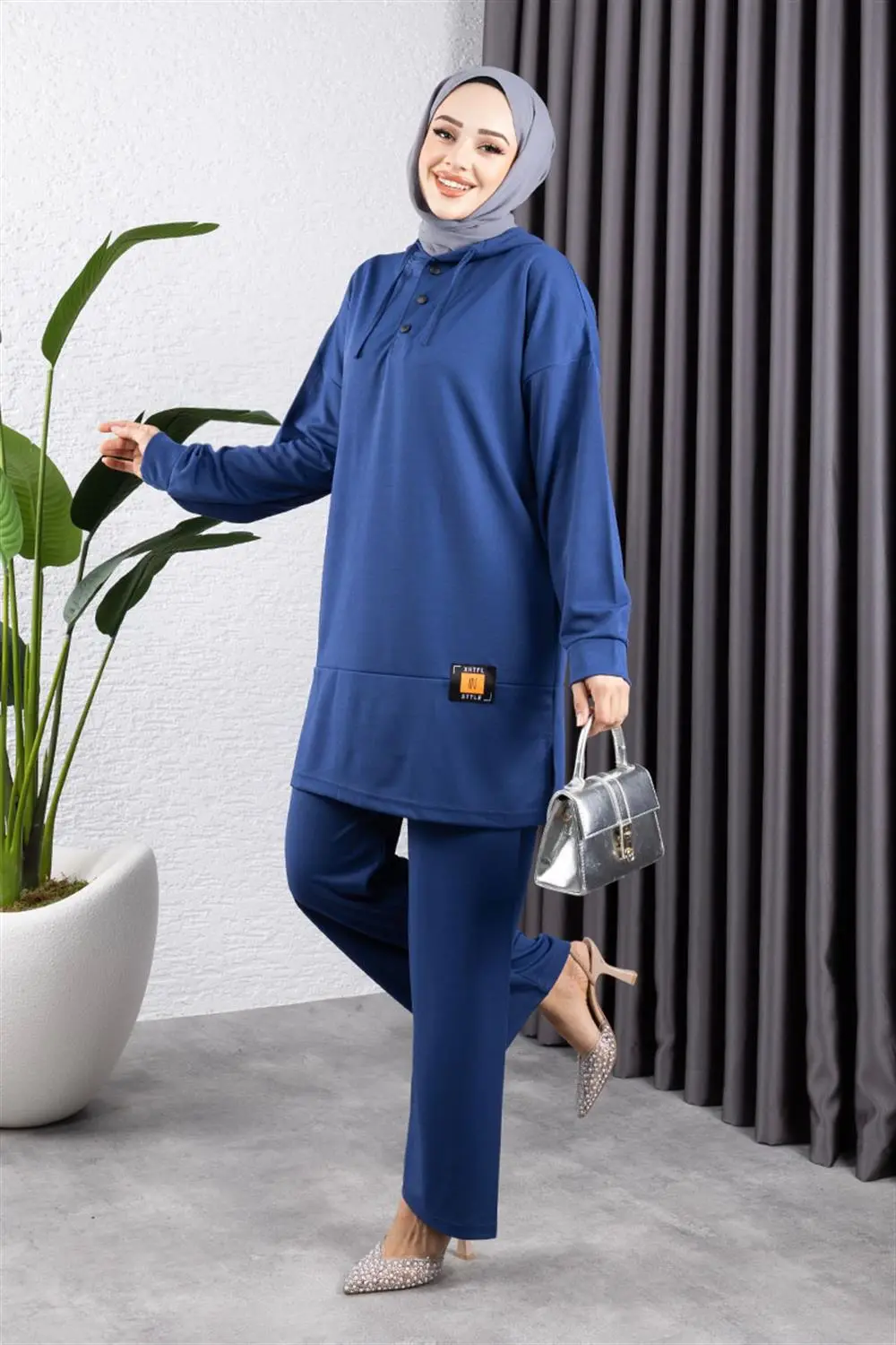 Snapback Sports Suit-detail