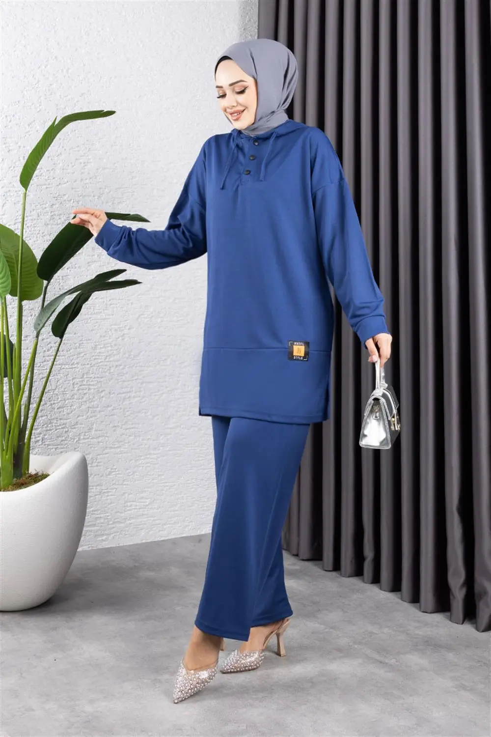 Snapback Sports Suit-detail