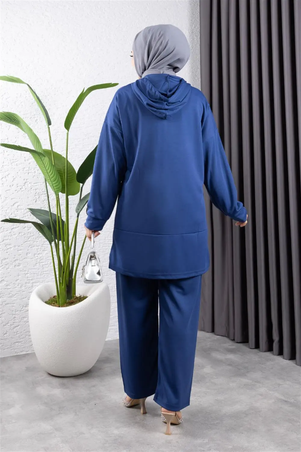 Snapback Sports Suit-detail