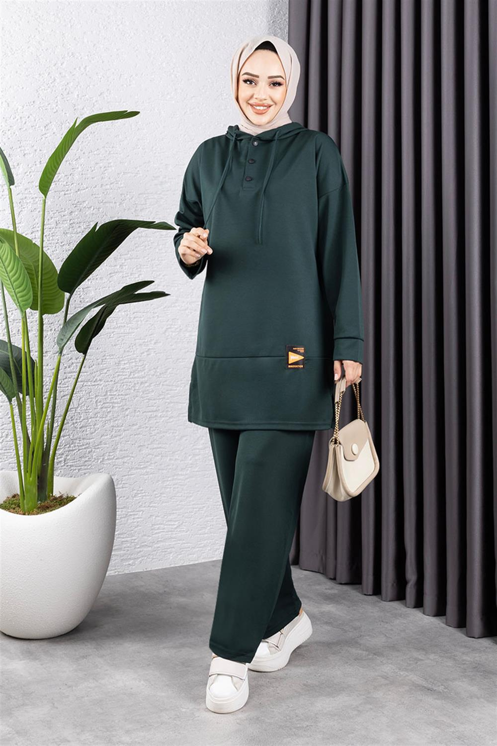 Snapback Sports Suit