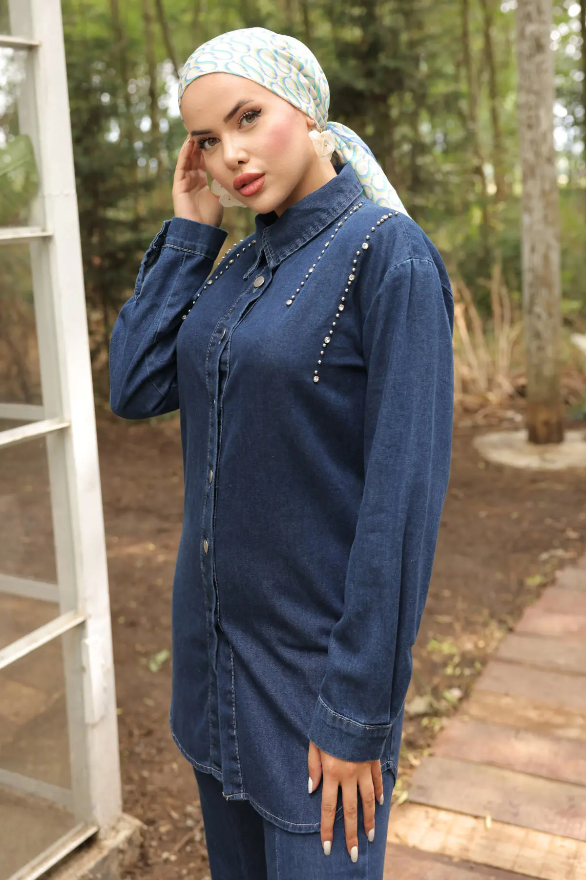 Stone Detailed Denim Suit With Slit On The Leg-detail