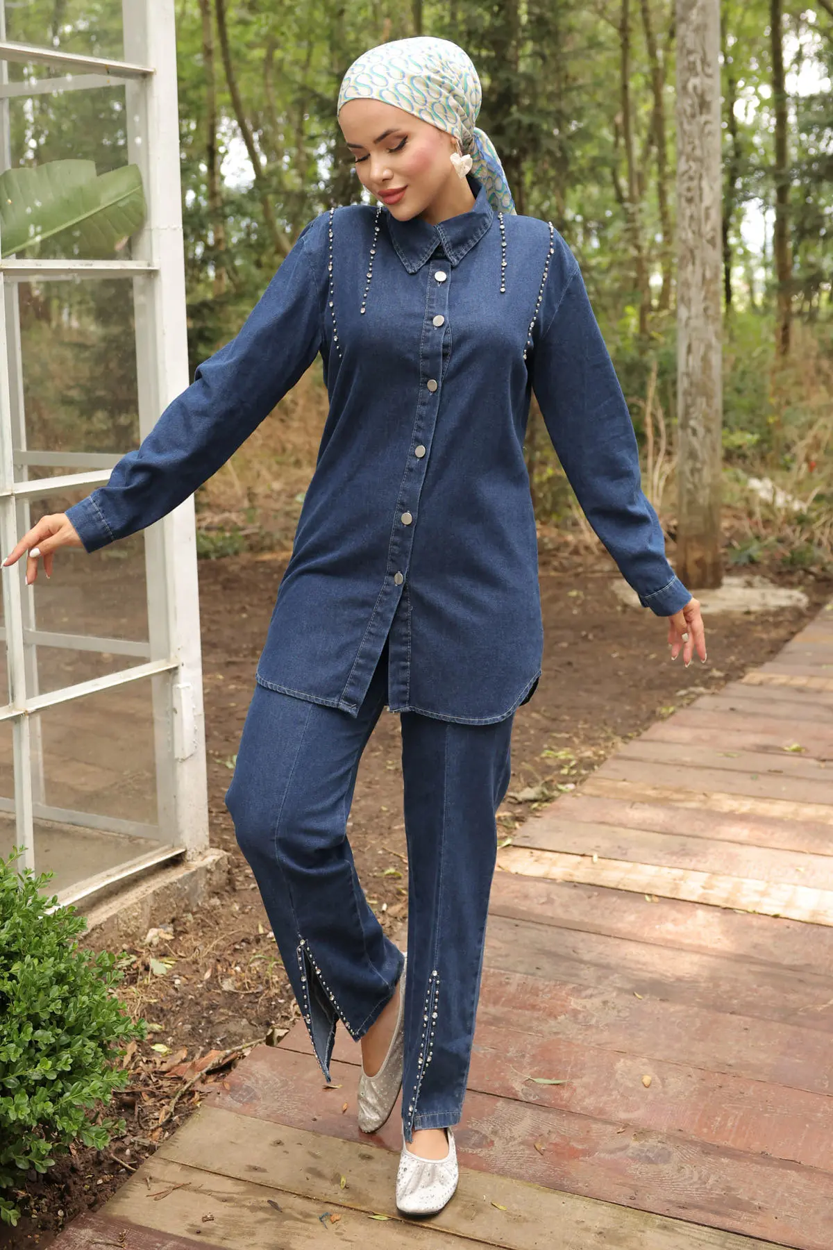 Stone Detailed Denim Suit With Slit On The Leg-detail