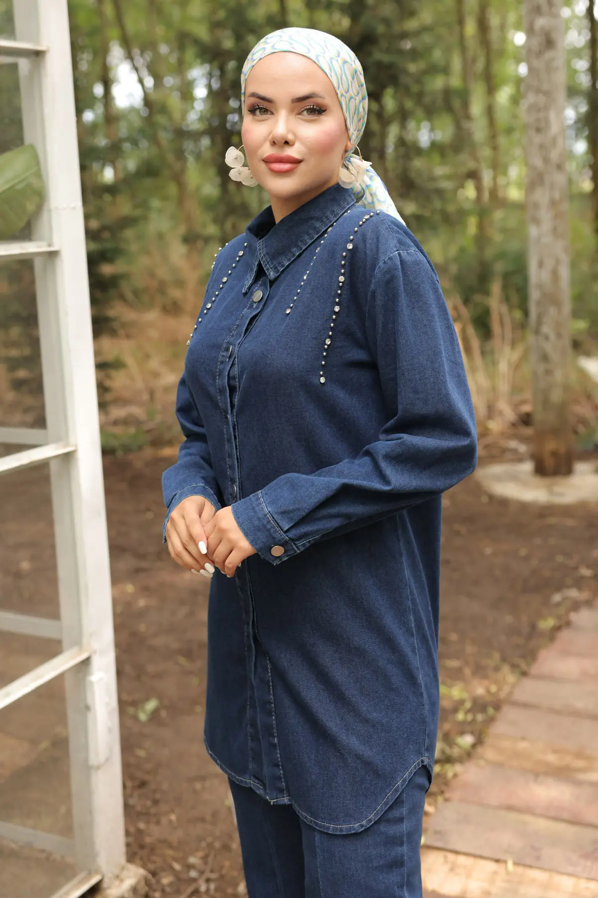 Stone Detailed Denim Suit With Slit On The Leg-detail