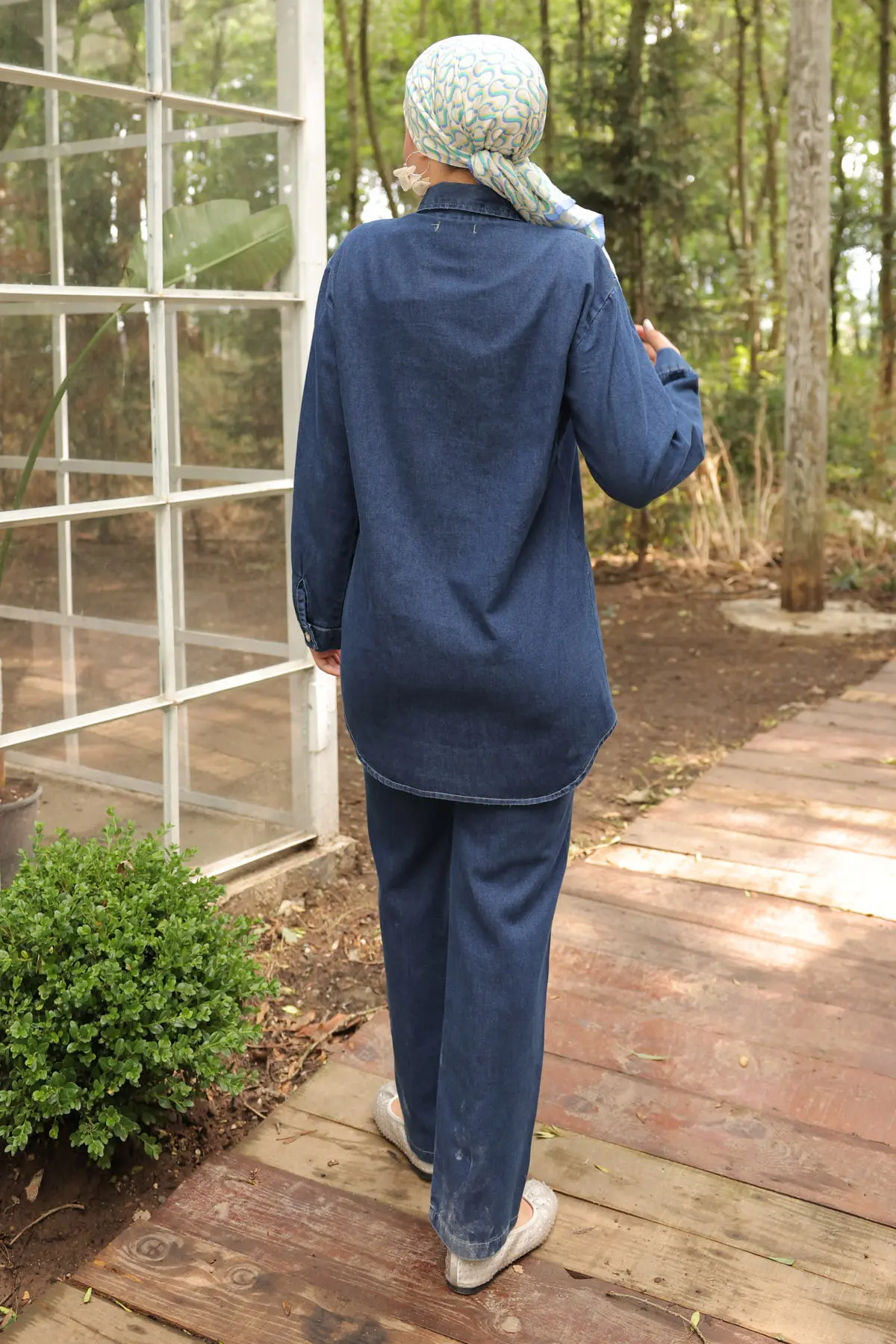 Stone Detailed Denim Suit With Slit On The Leg-detail