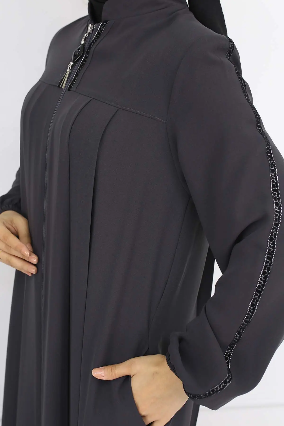 Stripe Detailed Robe Abaya-detail