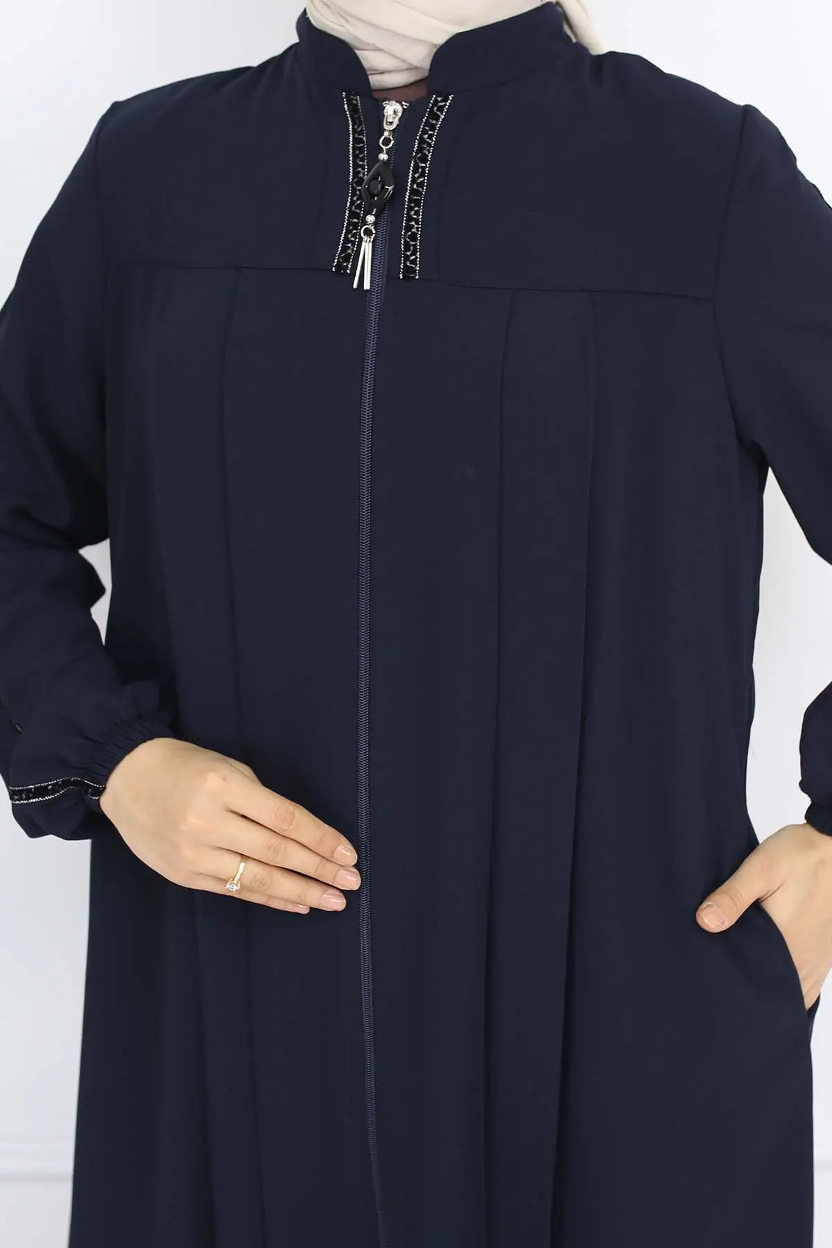 Stripe Detailed Robe Abaya-detail