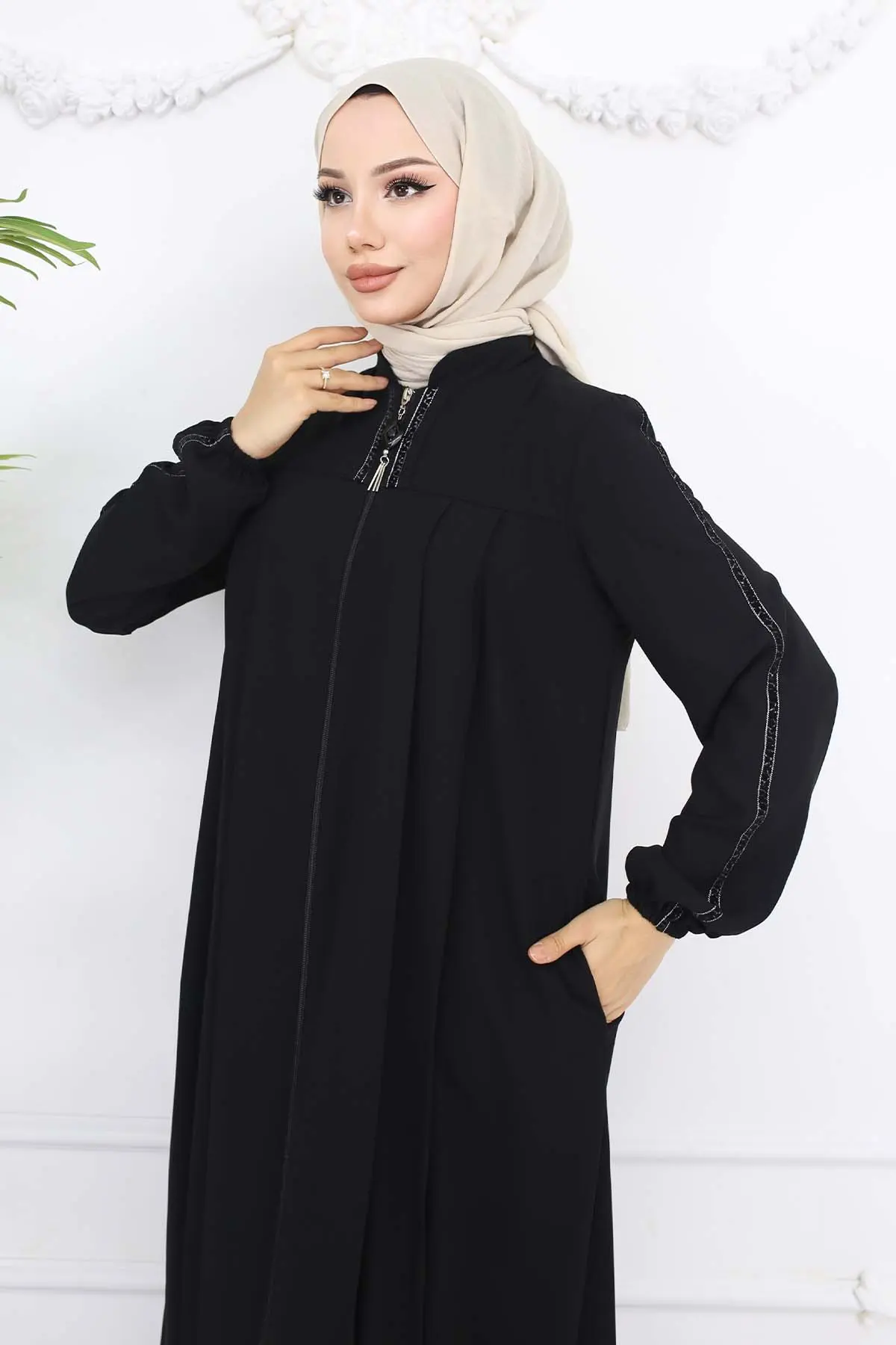 Stripe Detailed Robe Abaya-detail