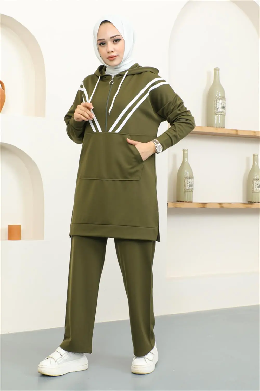 Stripe Detailed Sports Suit-detail