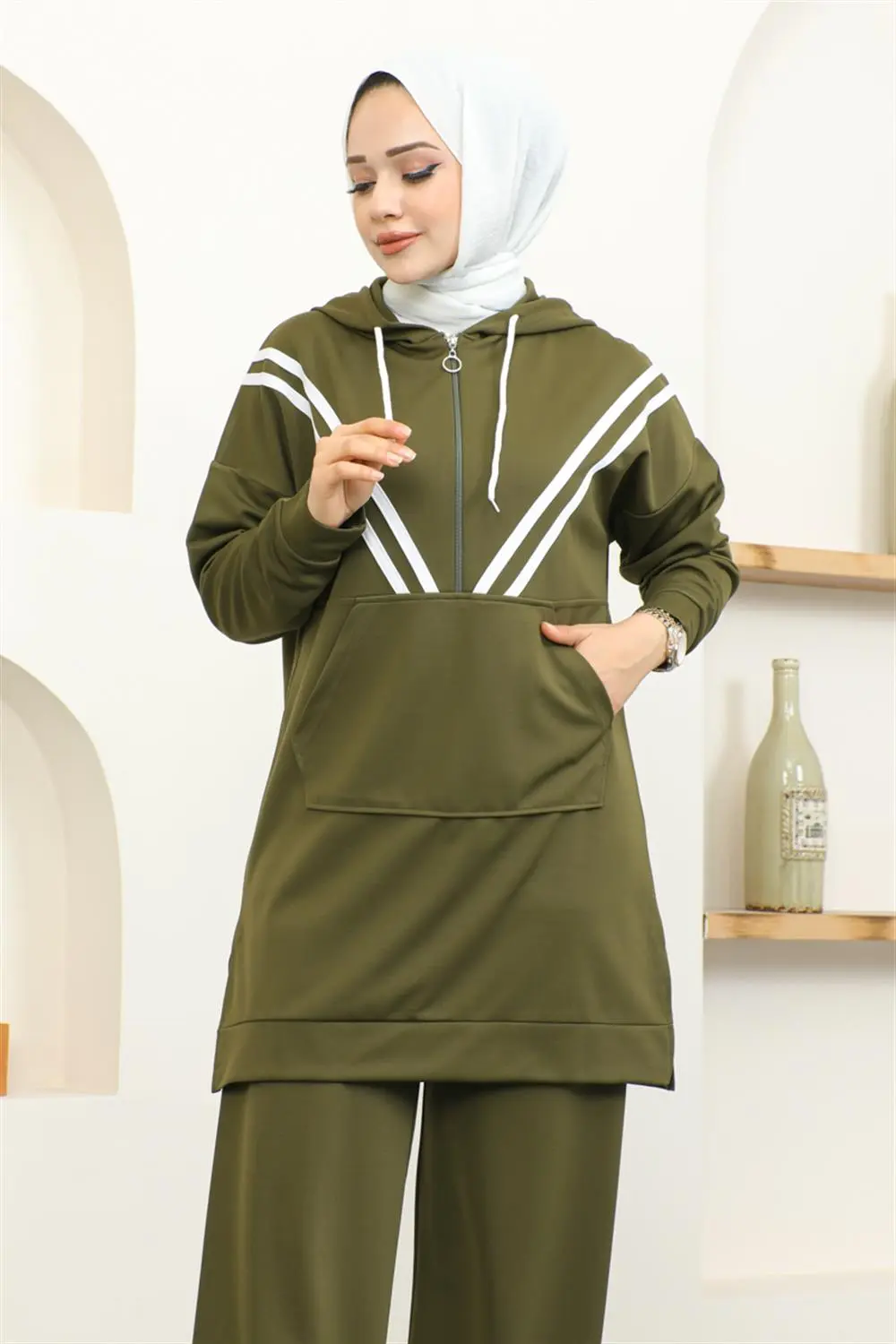 Stripe Detailed Sports Suit-detail