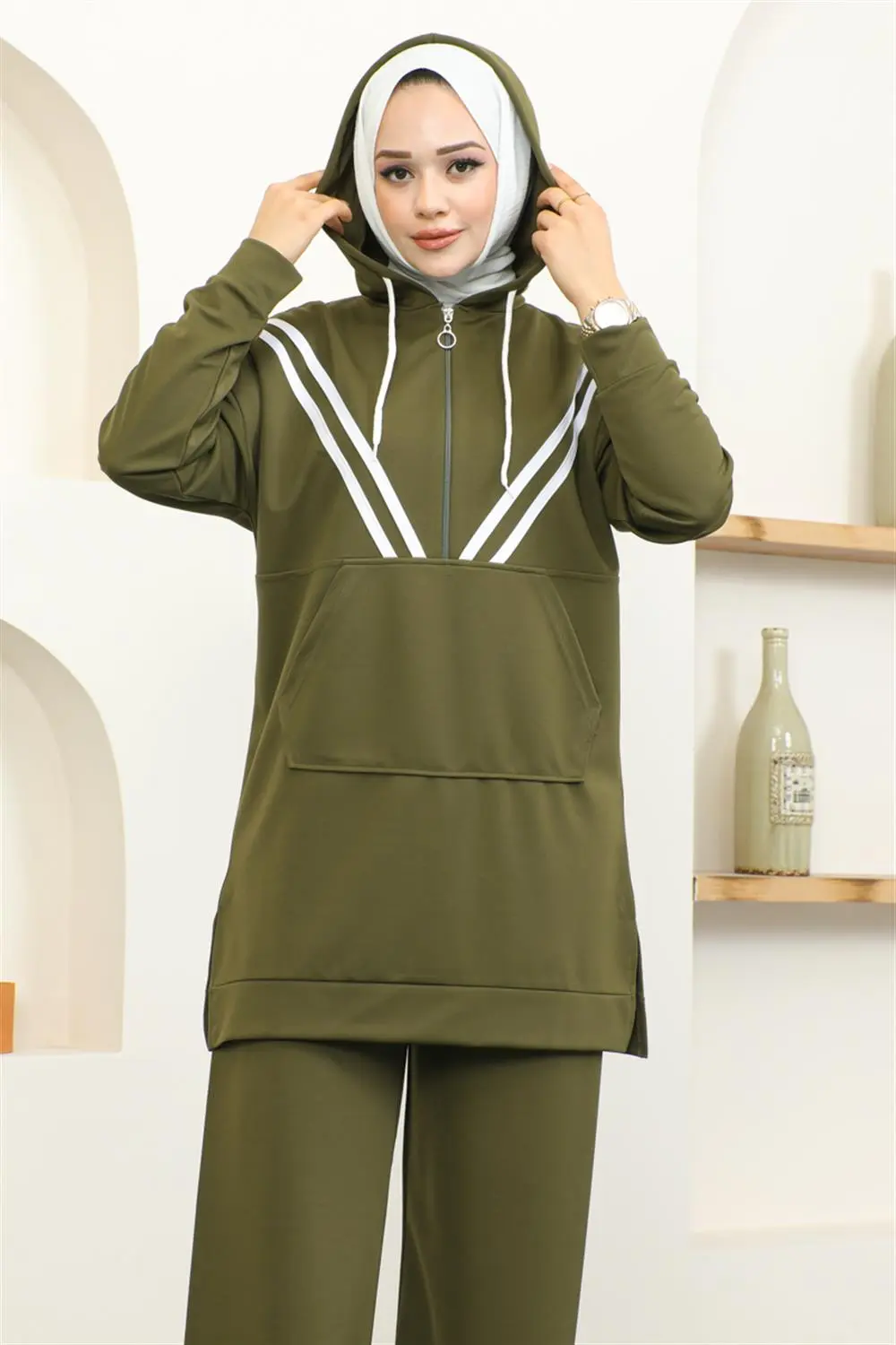 Stripe Detailed Sports Suit-detail