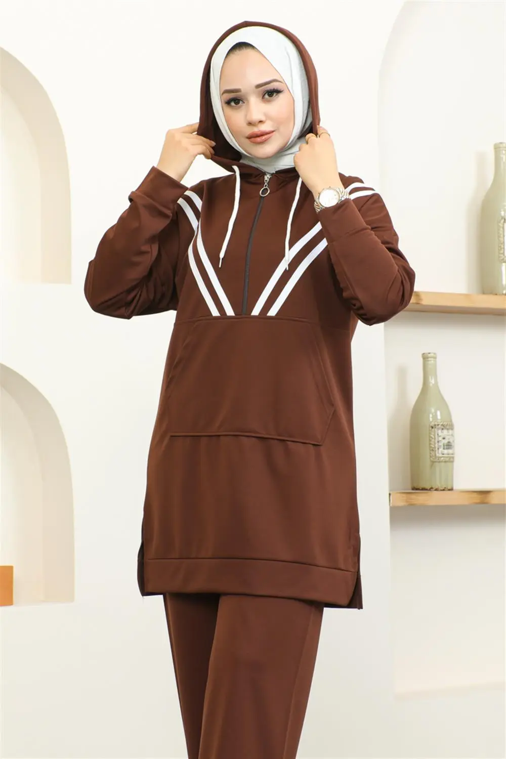 Stripe Detailed Sports Suit-detail