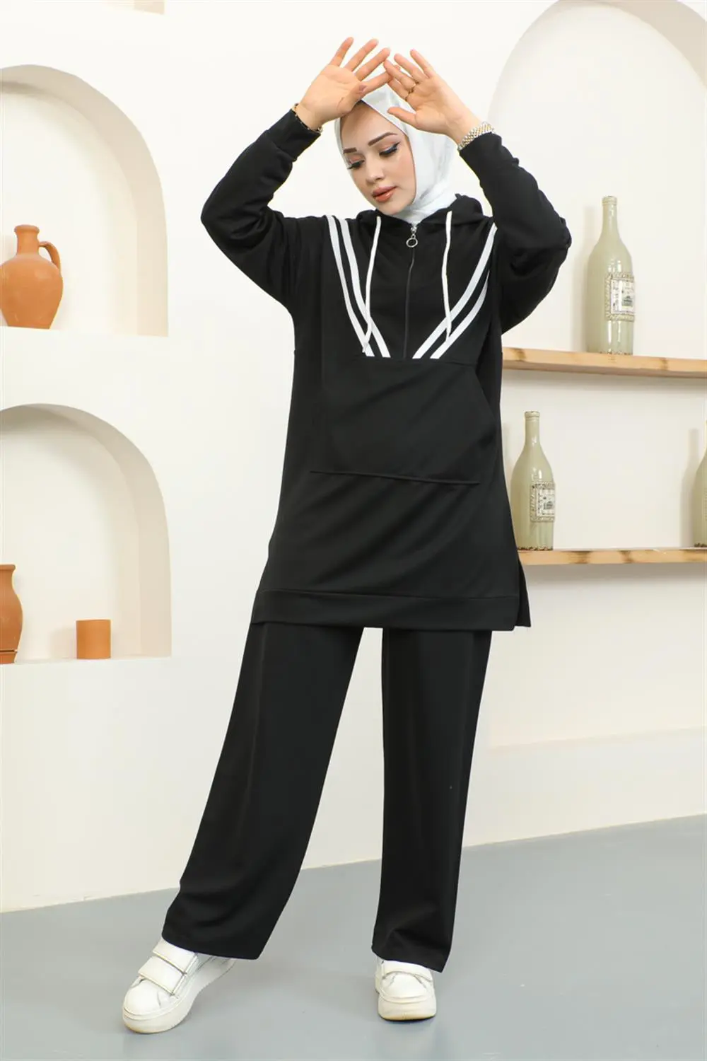 Stripe Detailed Sports Suit-detail