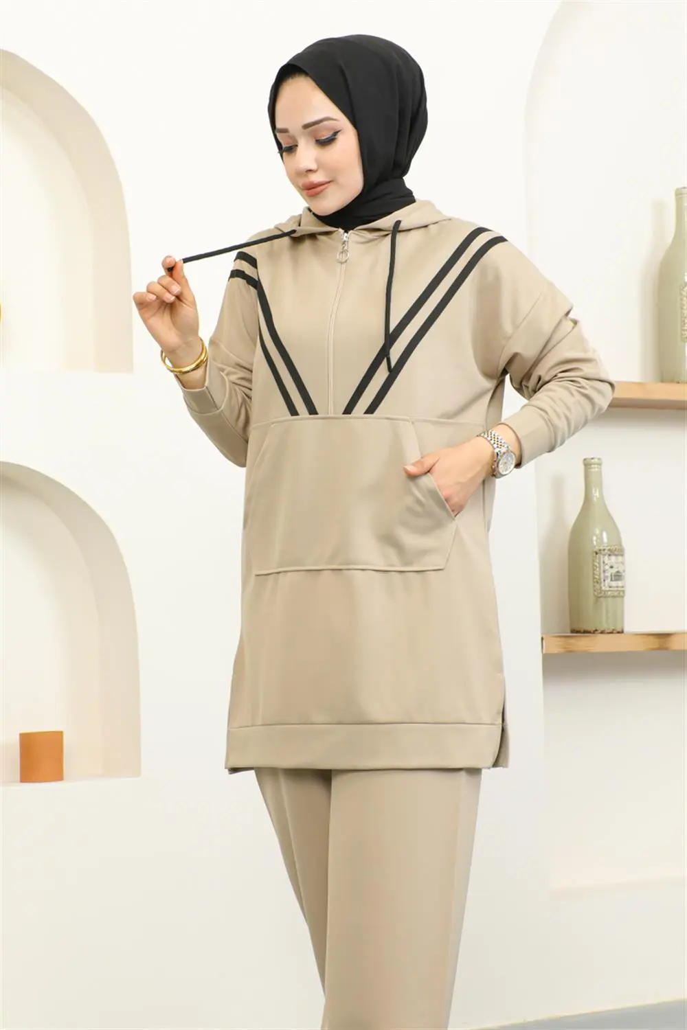 Stripe Detailed Sports Suit-detail