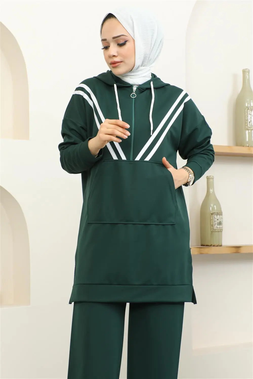 Stripe Detailed Sports Suit-detail