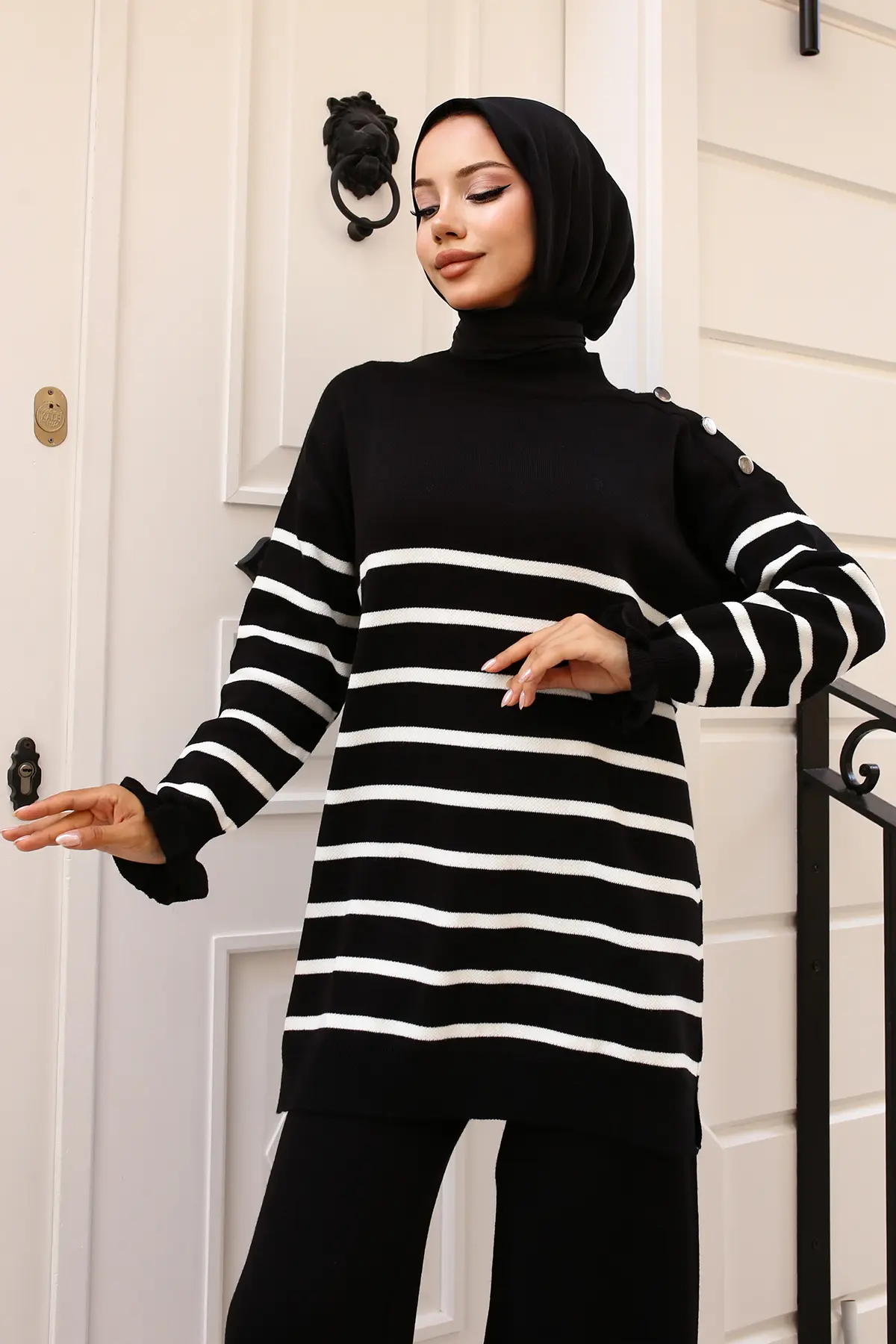 Striped Knitwear Suit With Buttons On The Shoulders-detail