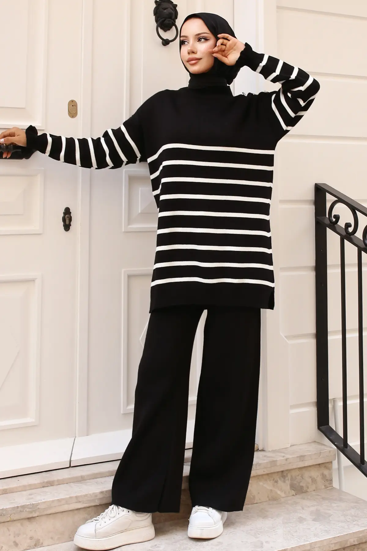 Striped Knitwear Suit With Buttons On The Shoulders-detail