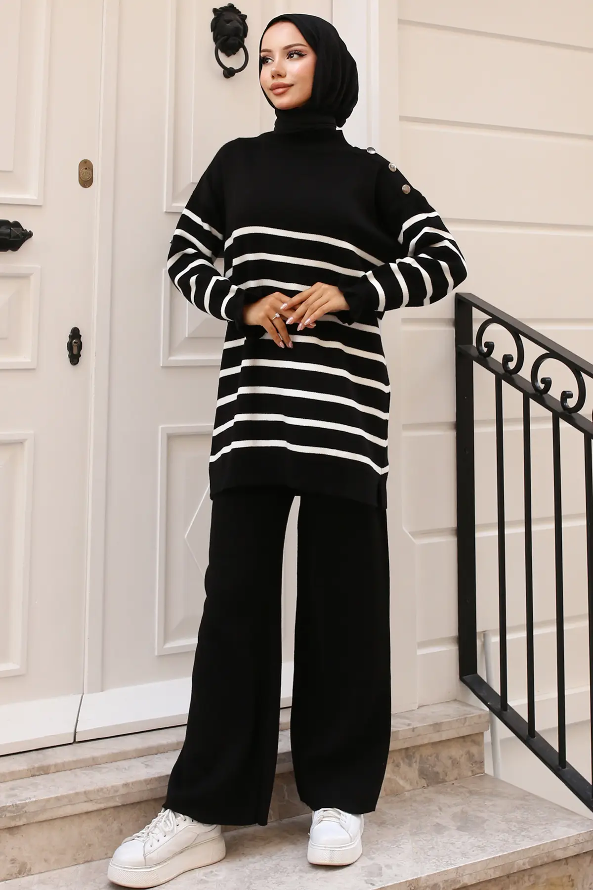 Striped Knitwear Suit With Buttons On The Shoulders-detail