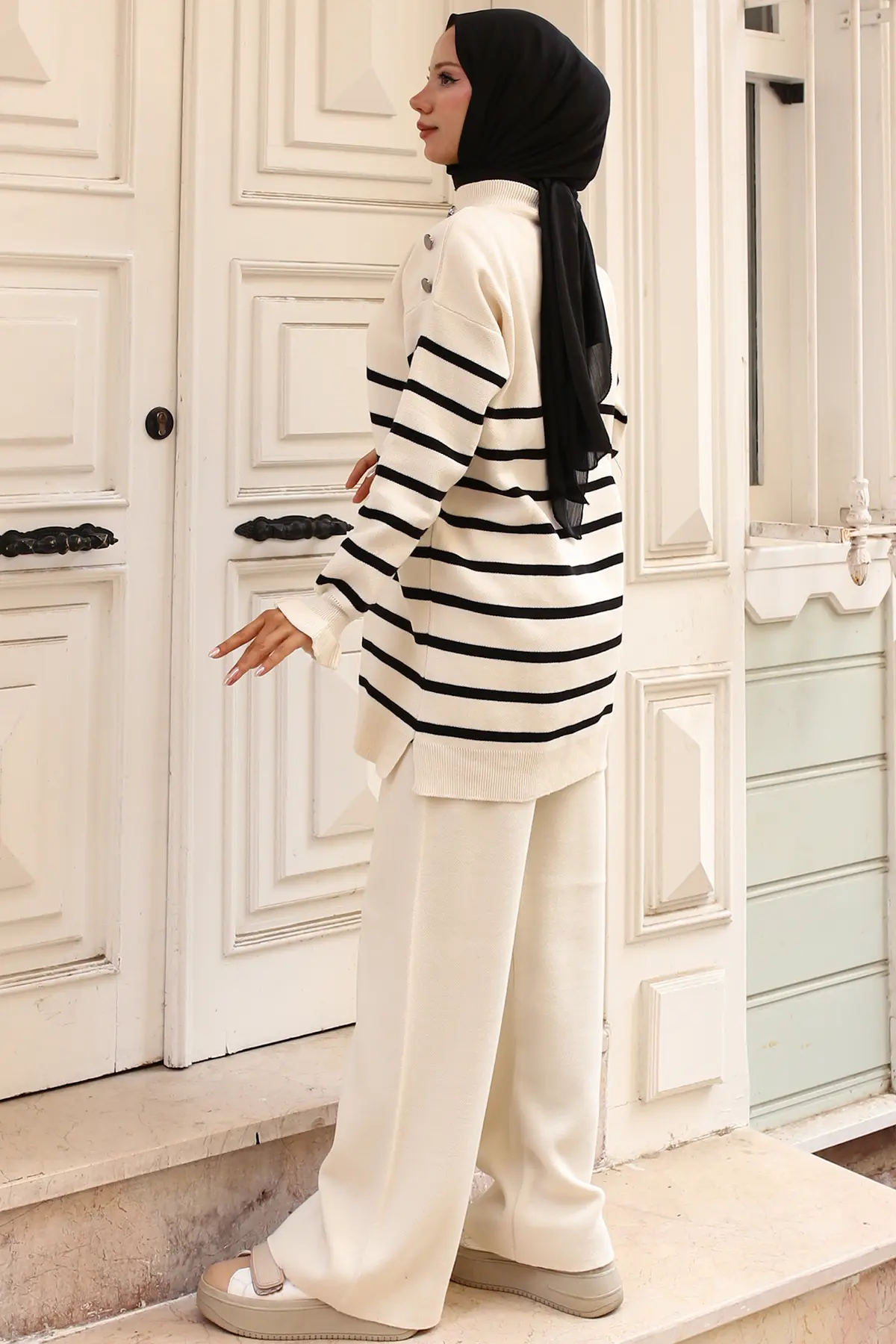 Striped Knitwear Suit With Buttons On The Shoulders-detail