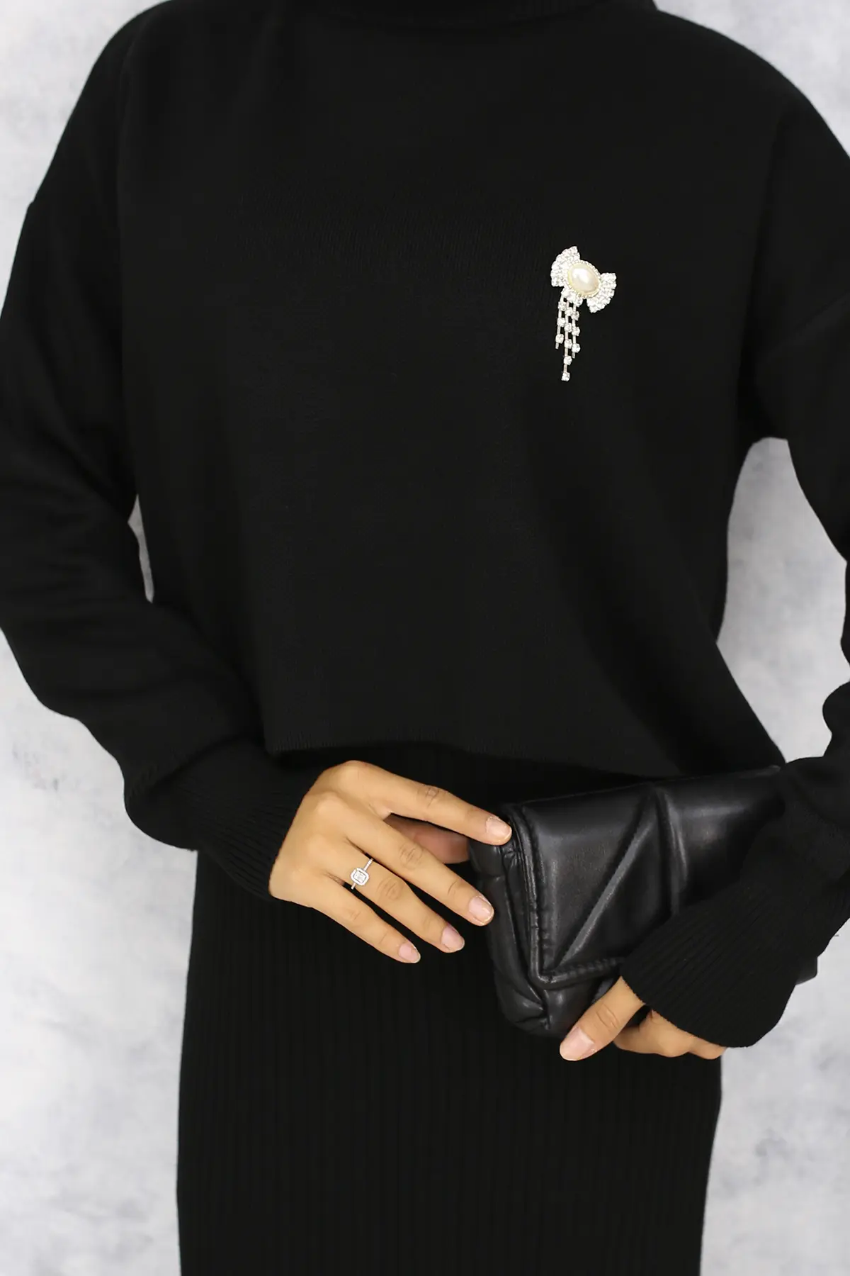 Turtleneck Brooch Detailed Gilet Knitwear Suit-detail