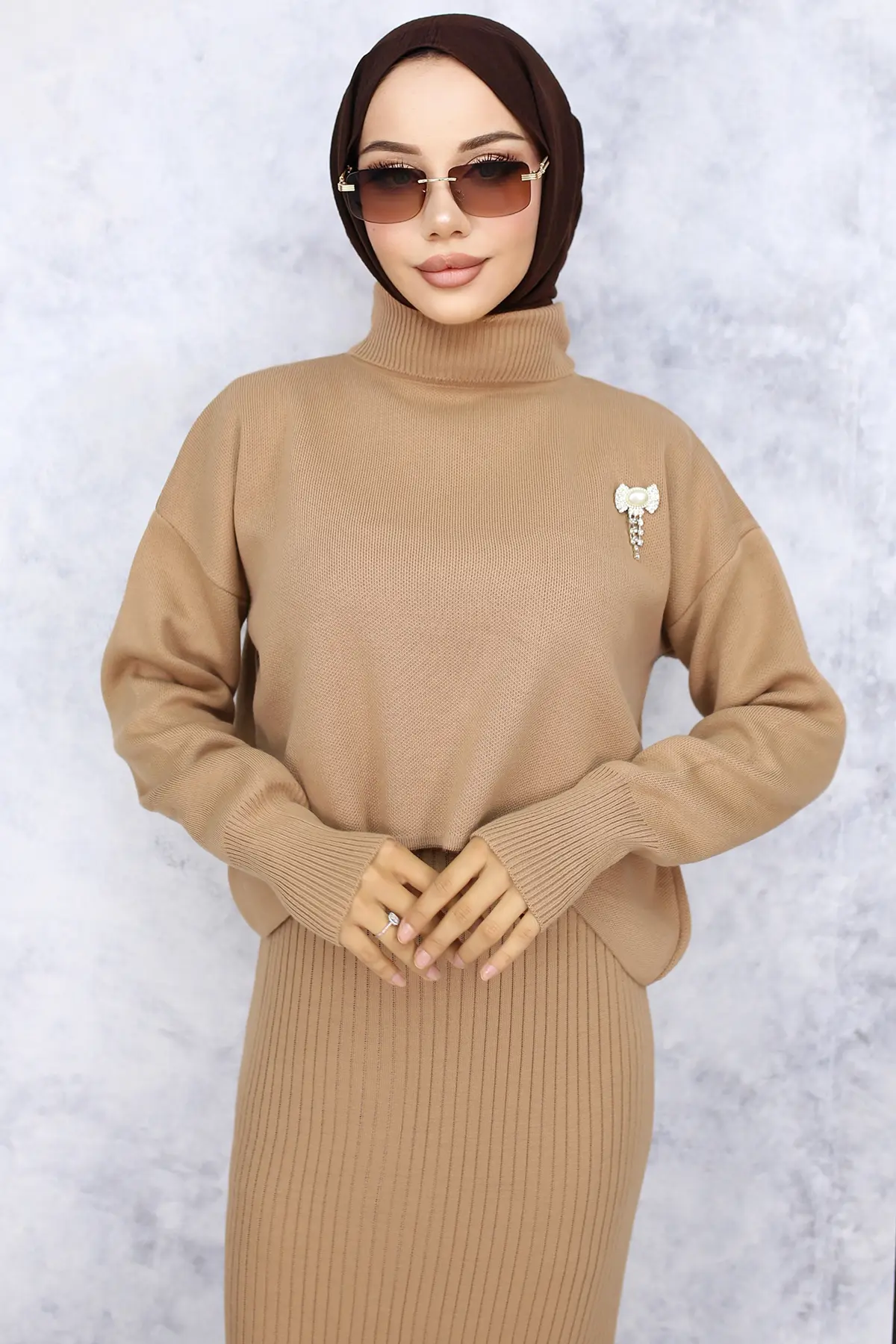 Turtleneck Brooch Detailed Gilet Knitwear Suit-detail