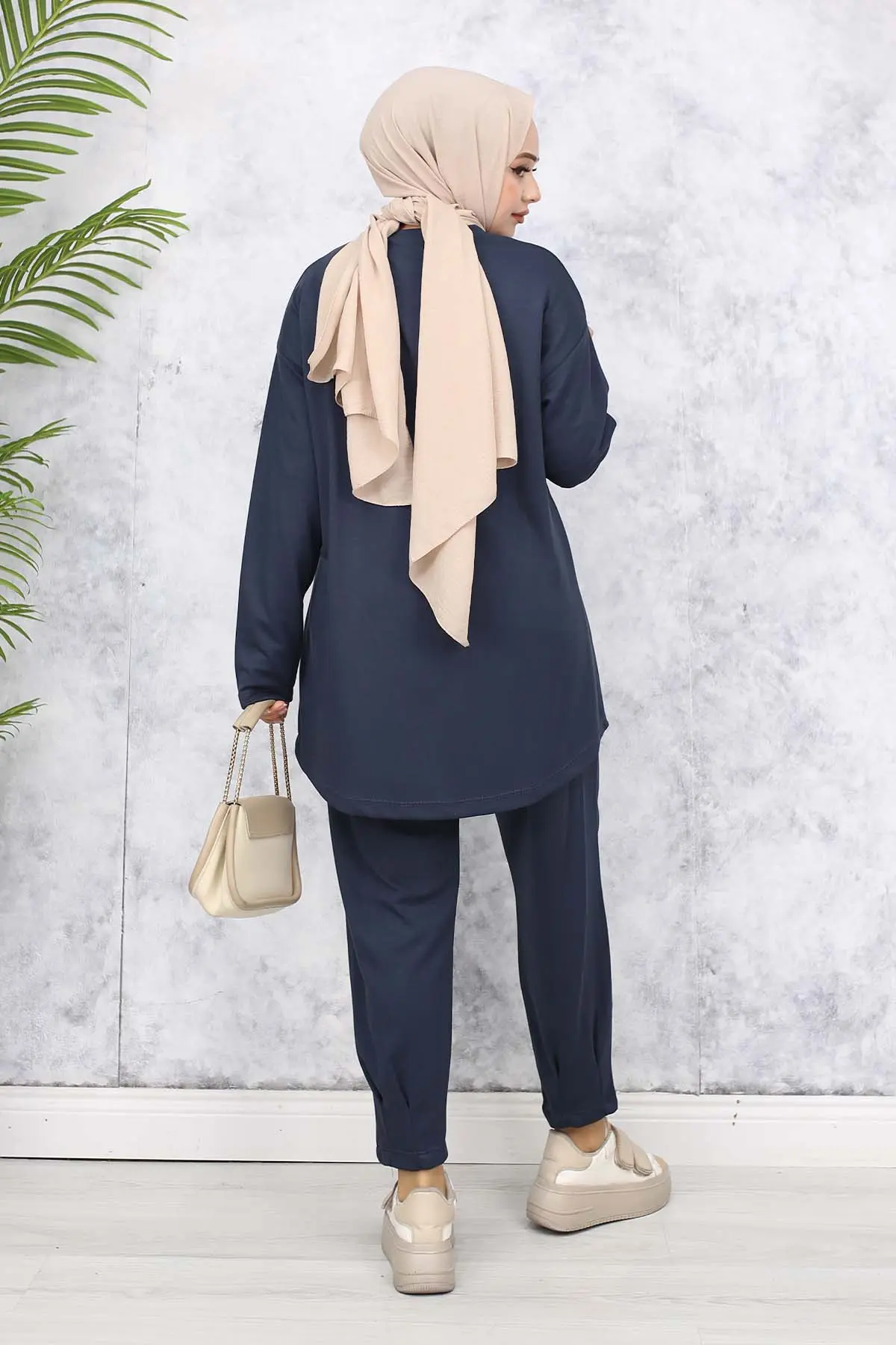 Two Yarn Suit With Coat Of Arms-detail