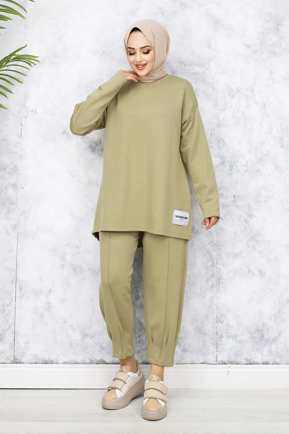 Two Yarn Suit With Coat Of Arms-detail