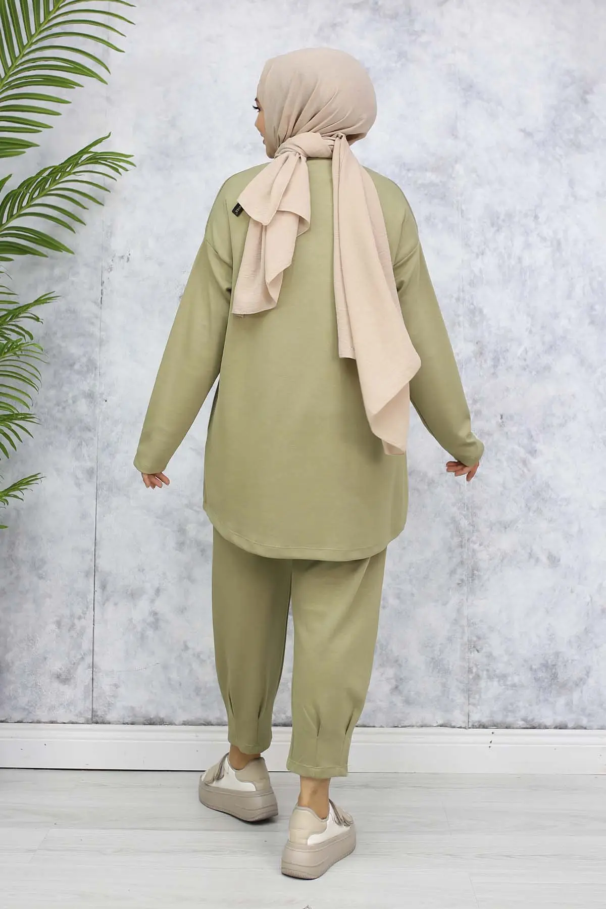 Two Yarn Suit With Coat Of Arms-detail