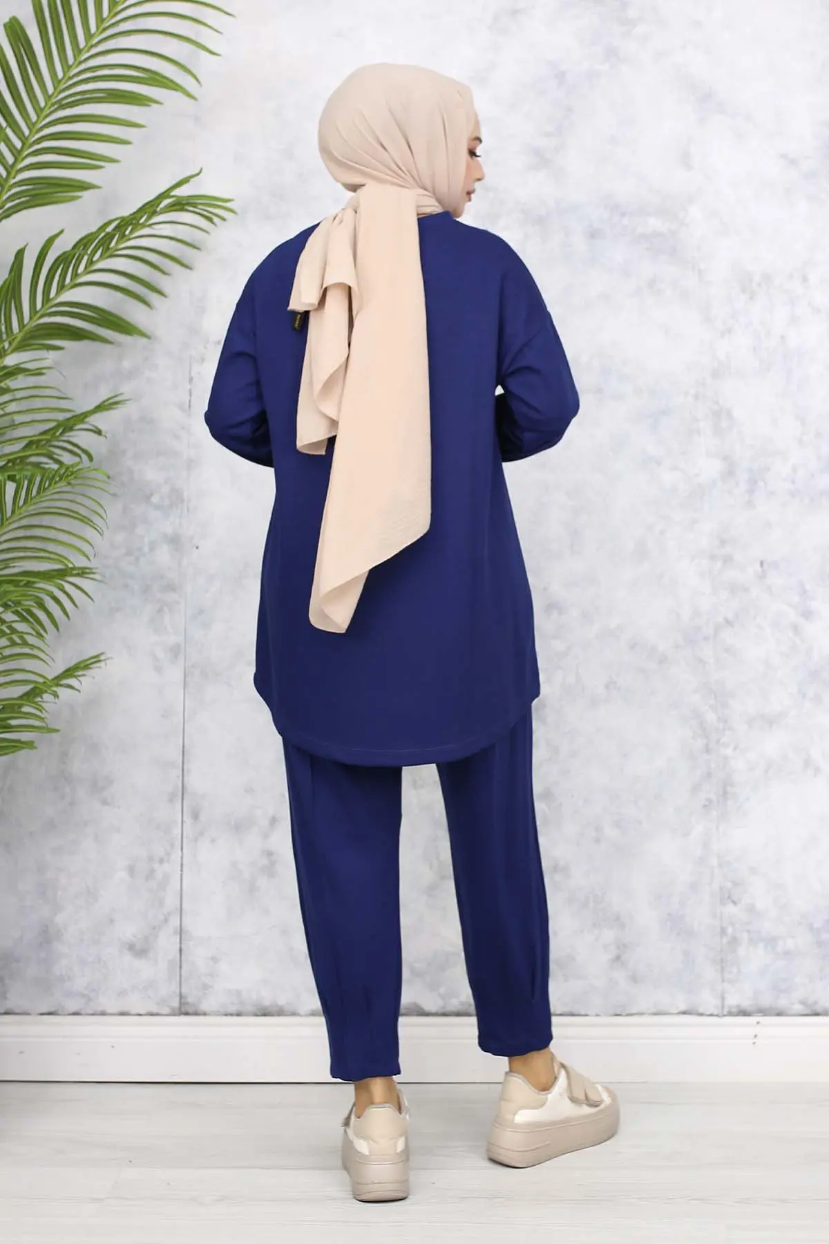 Two Yarn Suit With Coat Of Arms-detail