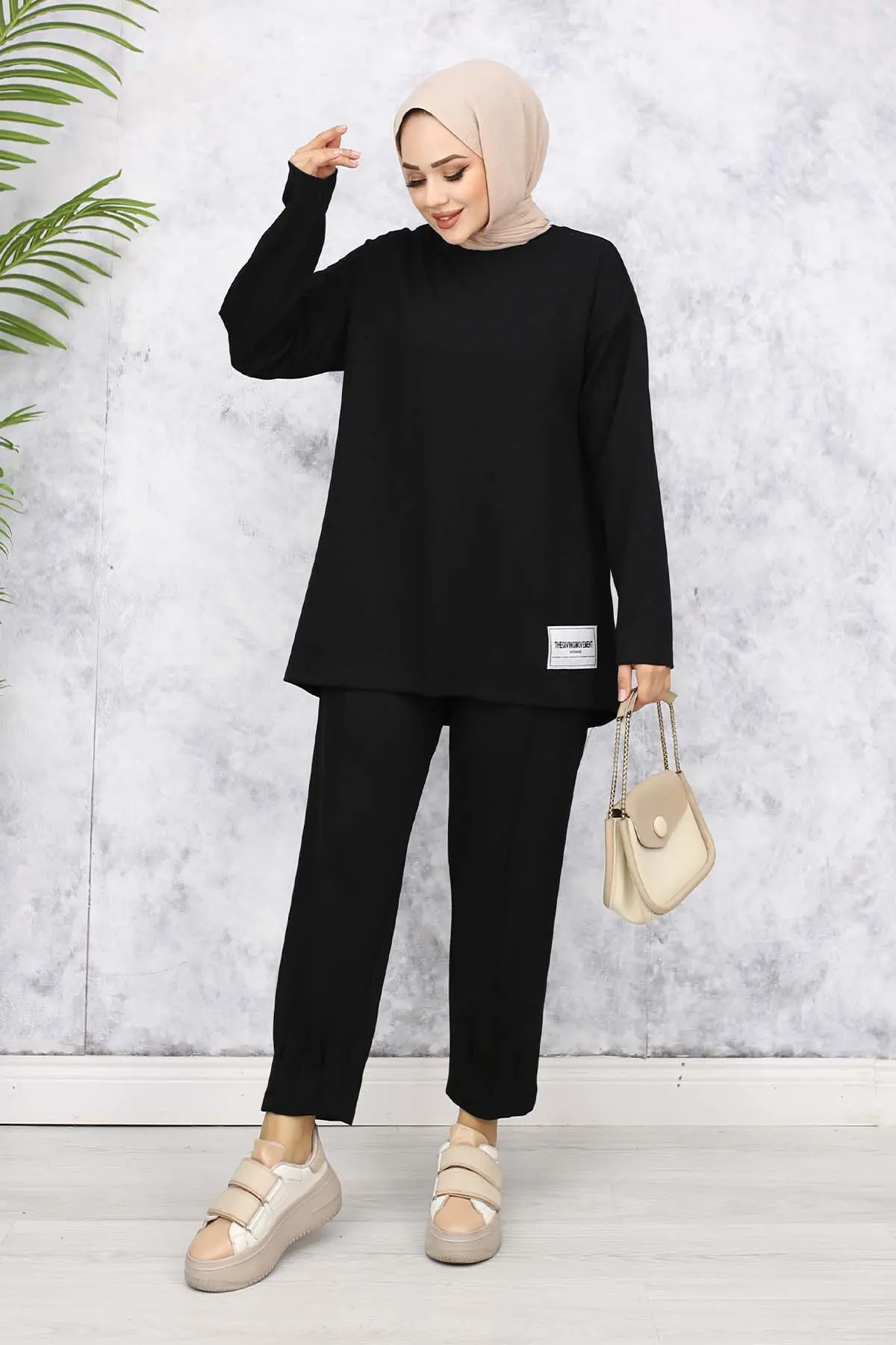 Two Yarn Suit With Coat Of Arms-detail