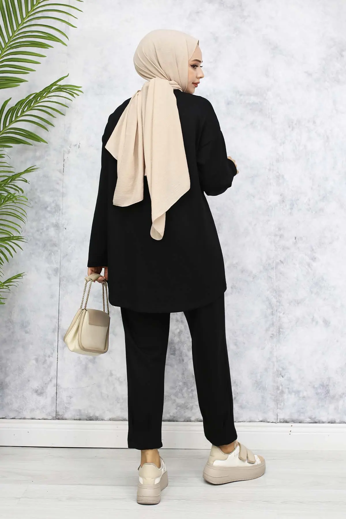 Two Yarn Suit With Coat Of Arms-detail