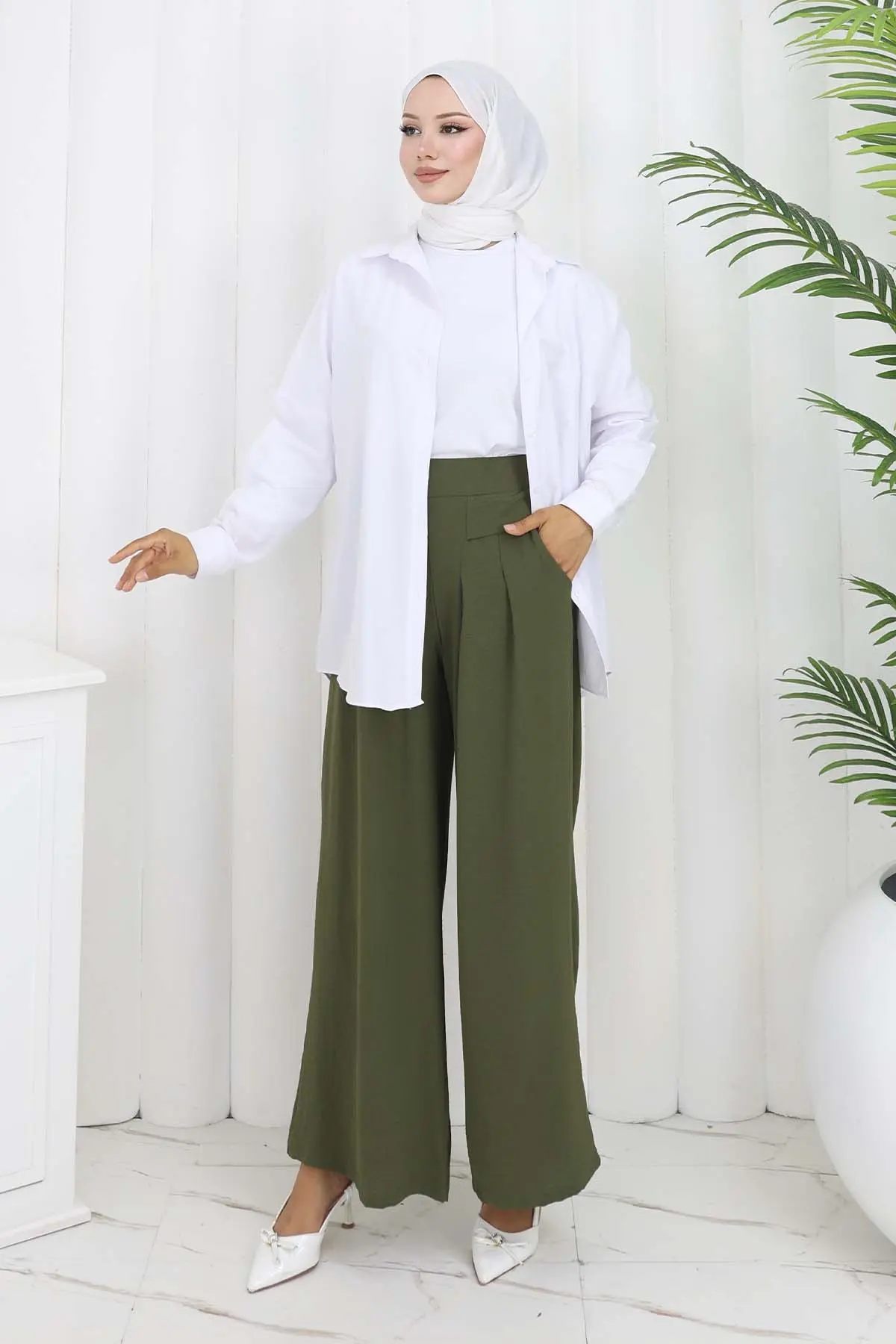 Wide Leg Pleated Trousers-detail