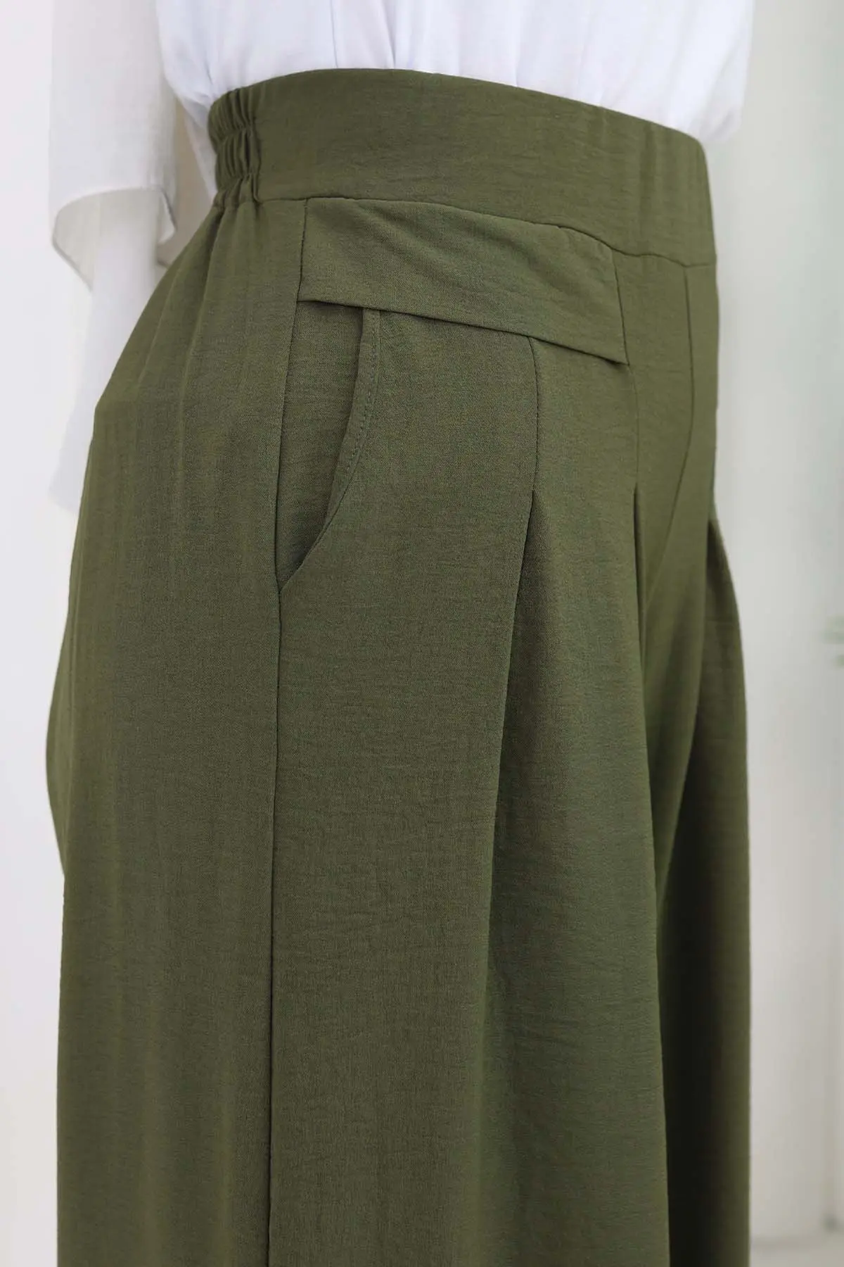 Wide Leg Pleated Trousers-detail