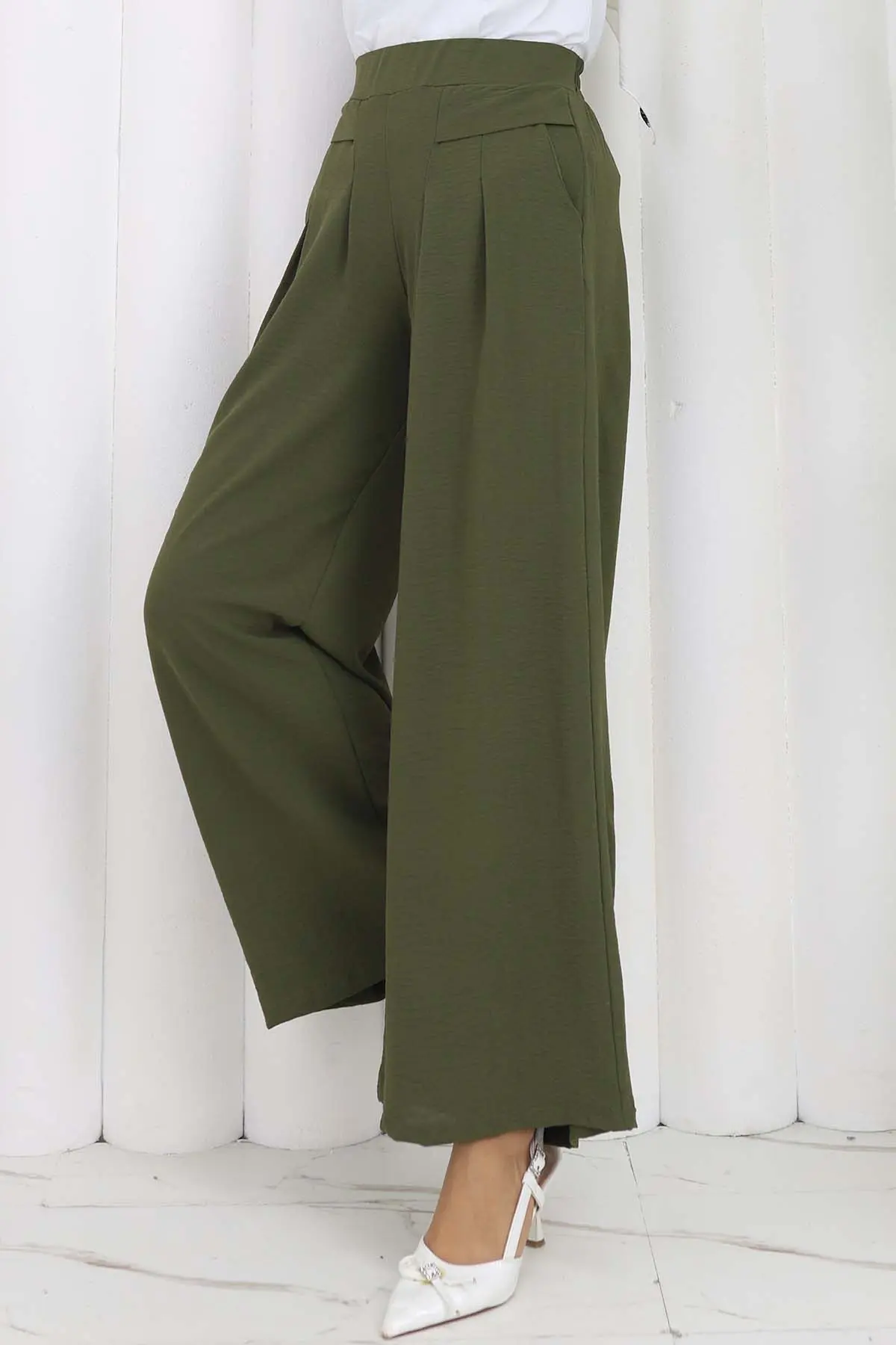 Wide Leg Pleated Trousers-detail