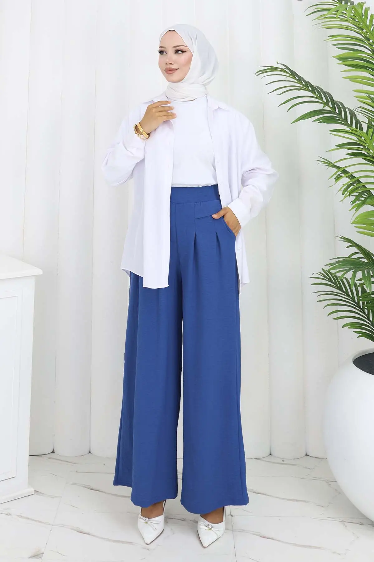 Wide Leg Pleated Trousers-detail