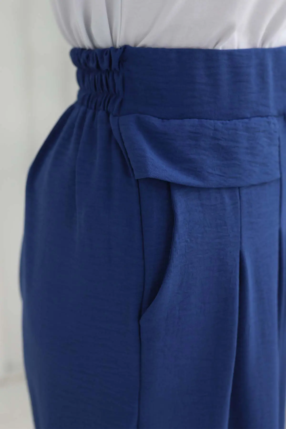 Wide Leg Pleated Trousers-detail