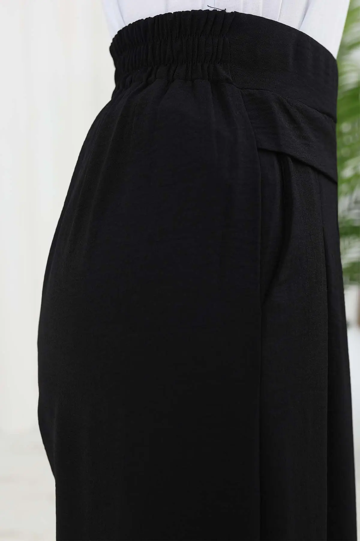 Wide Leg Pleated Trousers-detail