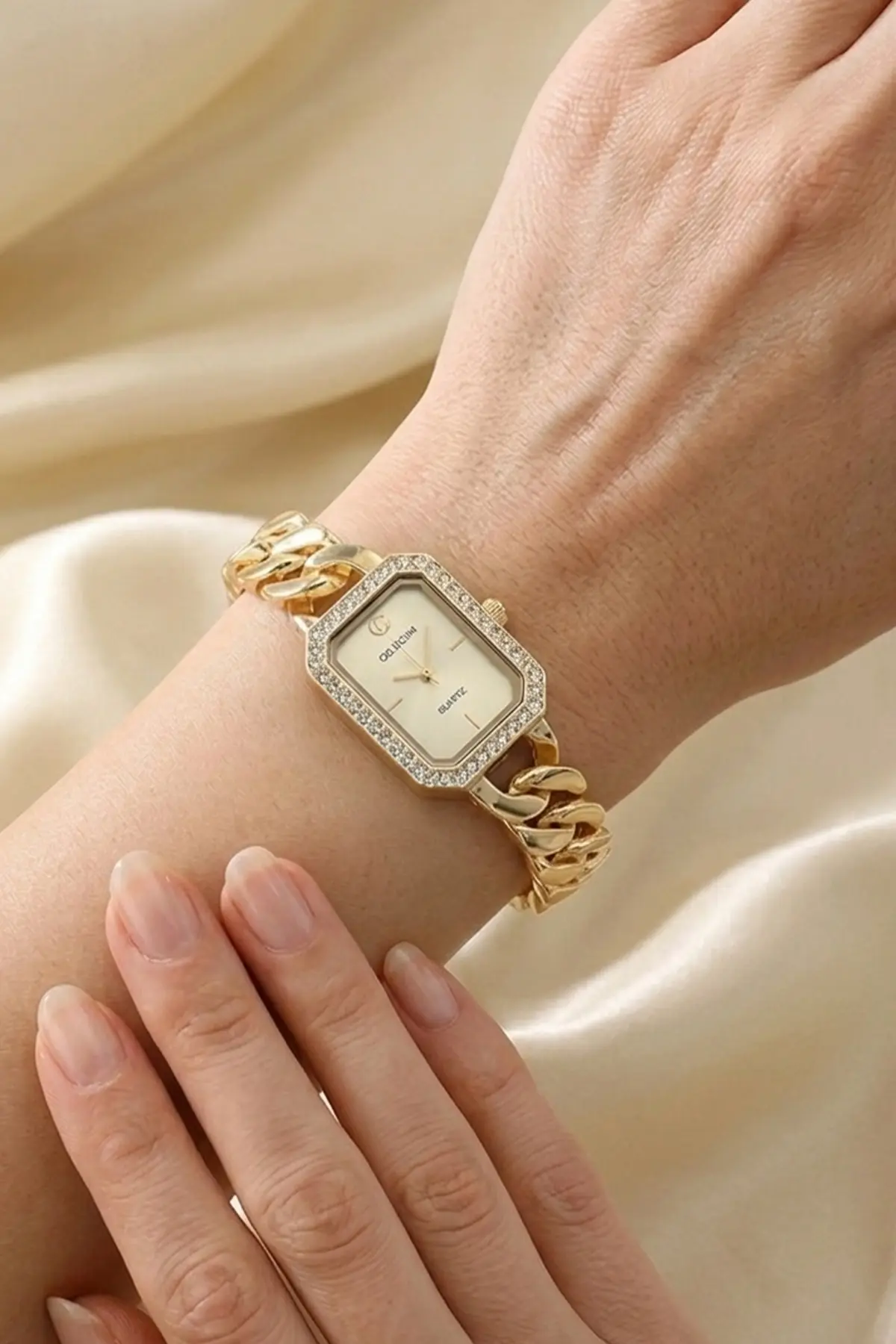 Women's Gold Watch-detail