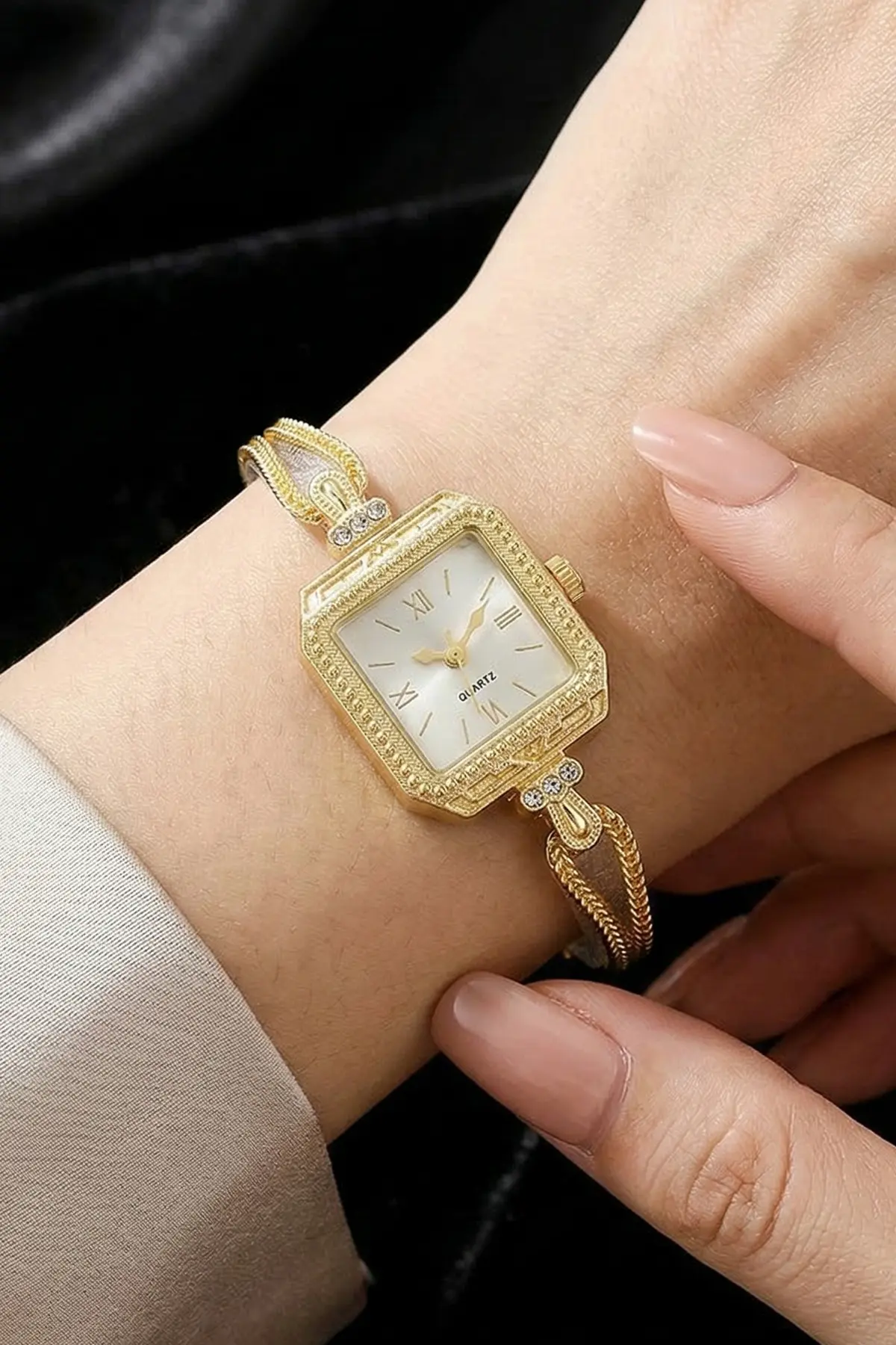 Women's Gold Watch-detail