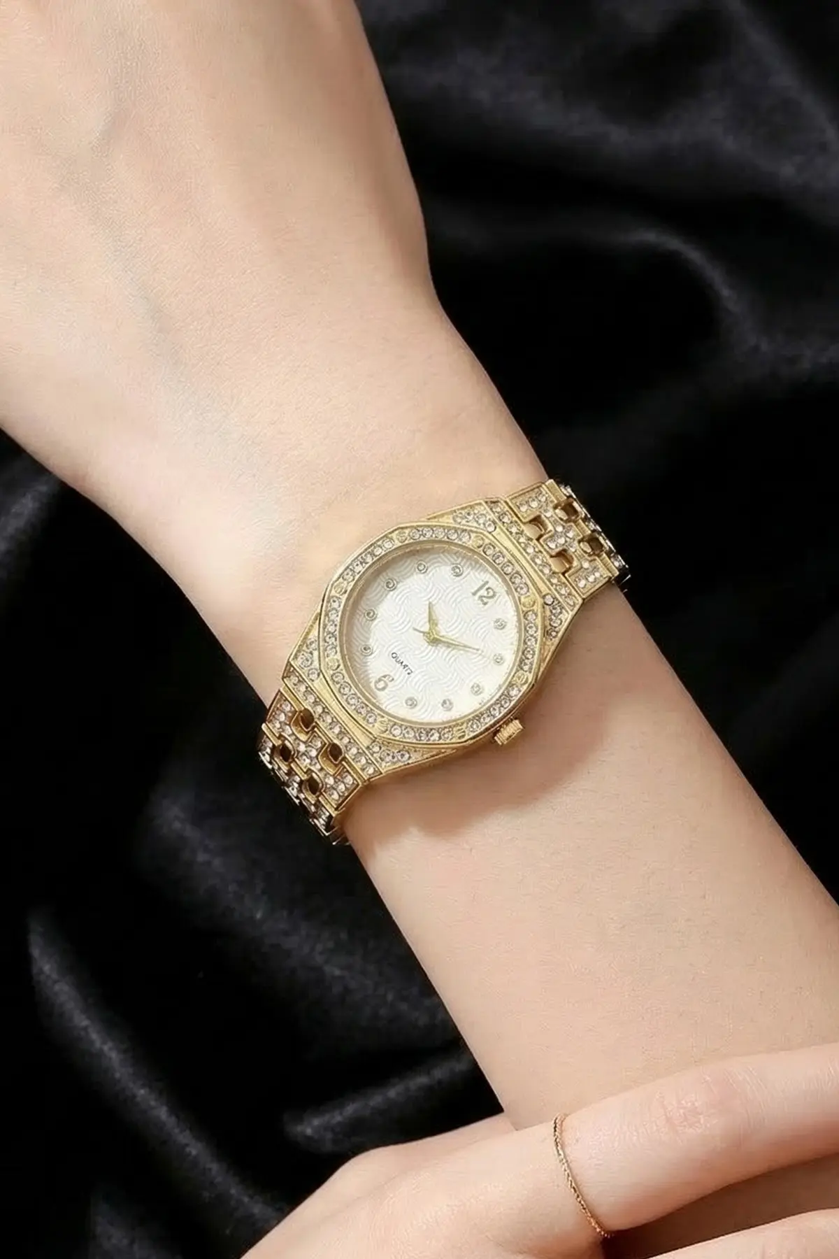 Women's Gold Watch-detail